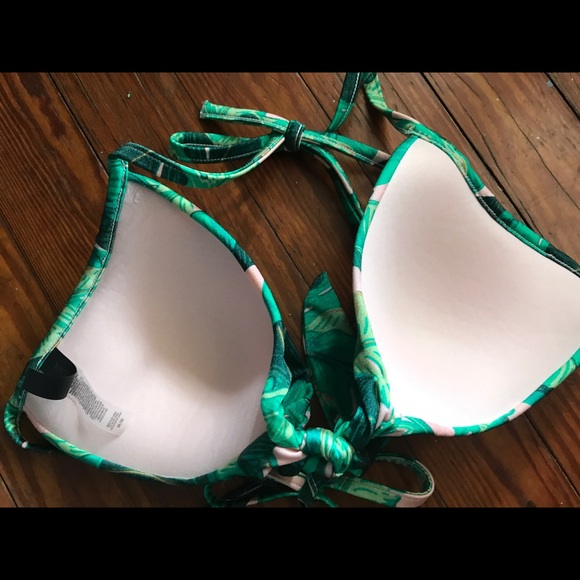 Victoria Secret leaf 🍃 print bikini top👙 - Picture 2 of 4